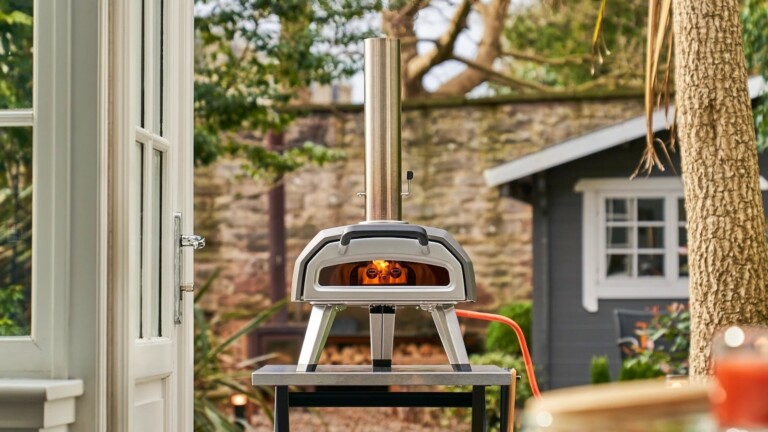 Ooni Karu 12G multi-fuel pizza oven has a borosilicate glass door so you can see your pie